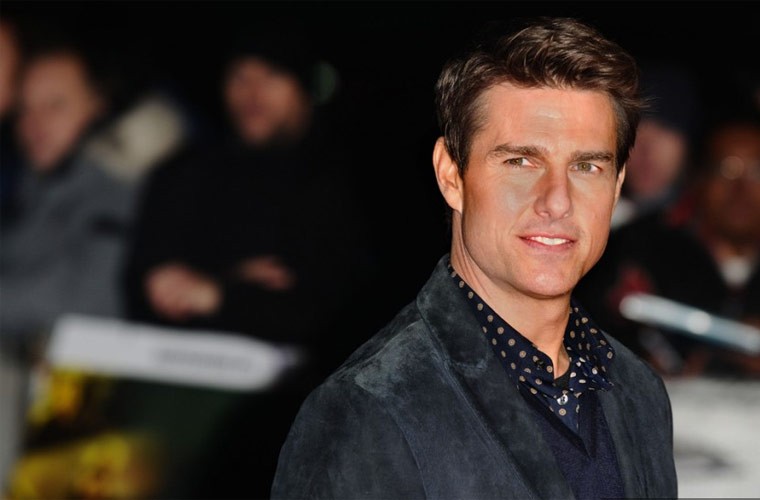 Ở Hollywood, không ai nổi tiếng như Tom Cruise về mức độ dũng cảm bởi anh luôn tự đóng mọi  cảnh mạo hiểm trong các phim hành động mà mình tham gia mà không cần người đóng thế. Điển hình như trong phần 5 của serie phim Mission Impossible, Tom đã tự đóng cảnh treo lơ lửng trên thân máy bay rất ngoạn mục. Cruise thừa nhận anh không thấy sợ mỗi khi đóng cảnh nguy hiểm nhưng đôi khi cũng bị diễn lỗi.